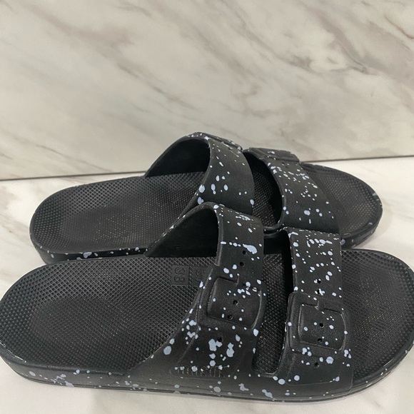 Freedom Moses Women's Black Splatter Two Strap Slides Size 7/8 Casual Sandals - Picture 11 of 15